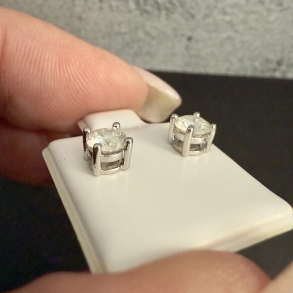 Beautiful 1ctw Moissanite Stud Earrings, Sterling Silver 925-NEW-MSRP$190 - Picture 5 of 11